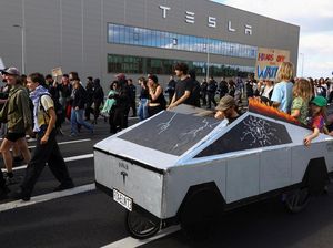 Pabrik Andalan Elon Musk Diserbu Massa