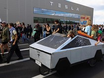 Pabrik Andalan Elon Musk Diserbu Massa