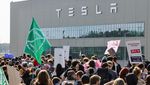 Pabrik Andalan Elon Musk Diserbu Massa