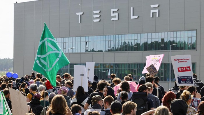 Activists protest against the expansion of the Tesla Gigafactory in Gruenheide near Berlin, Germany, May 11, 2024. REUTERS/Christian Mang