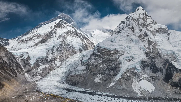 Pemandangan Gletser Khumbu dan base camp Gunung Everest di Nepal