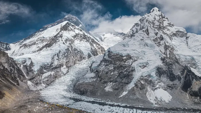 Pemandangan Gletser Khumbu dan base camp Gunung Everest di Nepal