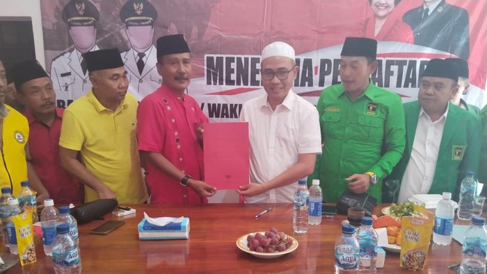 Gus Mamak daftar bareng Haji Ab di PDIP Sampang.