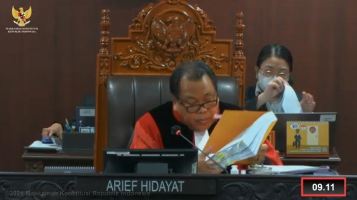 Humor Hakim MK: Berkas Golkar "Tebal Membara", Siap Jadi Bantal Saat Tidur