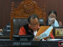 Canda Hakim MK soal Berkas Golkar: Tebal Sekali, Bisa untuk Tidur Ini