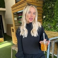 Bagus sekali, aku tidak perlu memakai bra lagi di musim panas, ungkapnya dengan gembira di akun Instagramnya. Aku mencintai payudaraku, tambahnya. Foto: dok. Instagram @hjgflanagan