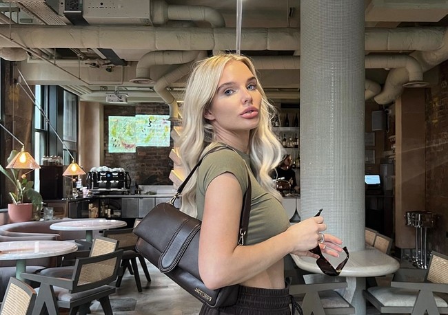 Setelah melakukan implan payudara, Helen Flanagan merasakan perubahan signifikan dalam pandangannya terhadap tubuhnya sendiri. Dia mengungkapkan bahwa meskipun payudaranya tidak lagi alami, dia kini lebih mencintai dan merasa bahagia dengan tubuhnya. Foto: Dok. Instagram