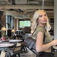 Setelah melakukan implan payudara, Helen Flanagan merasakan perubahan signifikan dalam pandangannya terhadap tubuhnya sendiri. Dia mengungkapkan bahwa meskipun payudaranya tidak lagi alami, dia kini lebih mencintai dan merasa bahagia dengan tubuhnya. Foto: Dok. Instagram