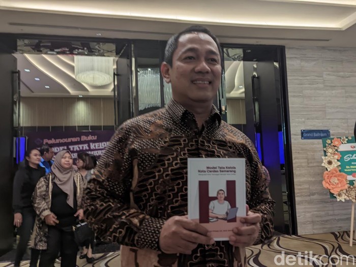 Hendrar Prihadi (Hendi) seusai acara peluncuran buku karyanya yang berjudul Model Tata Kelola Kota Cerdas Semarang, di Ballroom PO Hotel, Kota Semarang, Senin (13/5/2024).