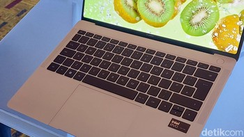 Ia dibekali layar sentuh OLED 14,2 inci dengan kecepatan refresh 120hz, kecerahan puncak 1000 nits, dan resolusi 3120×2080. Rasio layar ke bodinya adalah 93% sehingga bingkainya pun sangat tipis, membuat tampilannya semakin menarik. Foto: Fyk