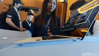 Adapun sumber dayanya adalah baterai 70wHr yang mendukung pengisian daya 140w, memungkinkan penggunaan 3 jam hanya dengan mengisi baterai selama 10 menit. Foto: Fyk