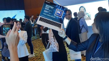 Dengan segala macam kelebihannya itu, laptop ini bisa ditebak, tidak murah harganya. Di Malaysia, banderolnya untuk varian Core Ultra 7, 16GB RAM, 1TB SSD adalah RM 8.999 atau lebih dari Rp 30 juta dan varian Core Ultra 9, 32GB RAM, 2TB SSD dijual RM 10.999 atau sekitar 37 juta. Foto: Fyk