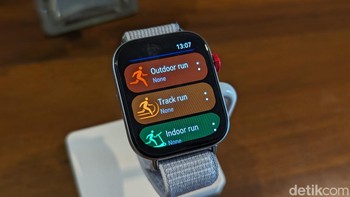 Smartwatch ini mendukung lebih dari 100 jenis olahraga, termasuk jenis olahraga baru berupa sepakbola, bola basket, esports, dan lari track. Foto: Virgina Maulita Putri/detikINET