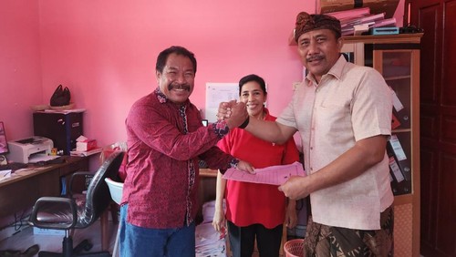 I Nyoman Purwa Ngurah Arsana menyerahkan formulir pendaftaran sebagai bacawabup ke DPC PDIP Karangasem, Senin (13/5/2024). (Dok. Purwa Arsana)