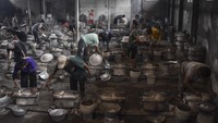 Sentra industri wajan ini mampu menyerap tenaga kerja setempat.