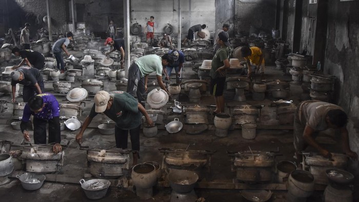 Pekerja menyelesaikan pembuatan wajan tradisional di sentral industri wajan, Dusun Jetak, Desa Sindangsari, Kabupaten Ciamis, Jawa Barat, Senin (13/5/2024). Sentra industri wajan yang mampu menyerap tenaga kerja setempat itu memproduksi berbagai jenis wajan yang dijual seharga Rp14 ribu hingga Rp335 ribu per biji dan dipasarkan ke berbagai daerah di Jawa Barat serta Surabaya. ANTARA FOTO/Adeng Bustomi/tom.
