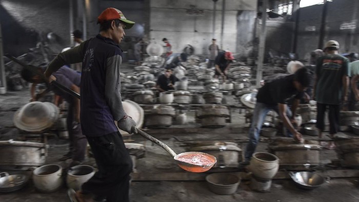 Intip Potret Sentra Pembuatan Wajan Tradisional Pekerja menyelesaikan pembuatan wajan tradisional di sentral industri wajan, Dusun Jetak, Desa Sindangsari, Kabupaten Ciamis, Jawa Barat, Senin (13/5/2024). Sentra industri wajan yang mampu menyerap tenaga kerja setempat itu memproduksi berbagai jenis wajan yang dijual seharga Rp14 ribu hingga Rp335 ribu per biji dan dipasarkan ke berbagai daerah di Jawa Barat serta Surabaya. ANTARA FOTO/Adeng Bustomi/tom.