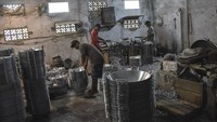 Sentra industri wajan tersebut memproduksi berbagai jenis wajan yang dijual seharga Rp14 ribu hingga Rp335 ribu per biji dan dipasarkan ke berbagai daerah di Jawa Barat serta Surabaya.