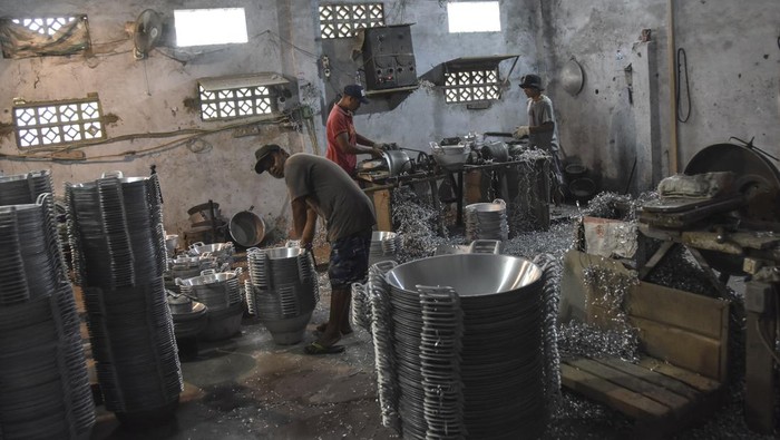 Intip Potret Sentra Pembuatan Wajan Tradisional Pekerja menyelesaikan pembuatan wajan tradisional di sentral industri wajan, Dusun Jetak, Desa Sindangsari, Kabupaten Ciamis, Jawa Barat, Senin (13/5/2024). Sentra industri wajan yang mampu menyerap tenaga kerja setempat itu memproduksi berbagai jenis wajan yang dijual seharga Rp14 ribu hingga Rp335 ribu per biji dan dipasarkan ke berbagai daerah di Jawa Barat serta Surabaya. ANTARA FOTO/Adeng Bustomi/tom.
