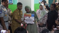 Keluarga korban kecelakaan bus di Ciater, Subang, Jawa Barat, menerima santunan kematian yang diberikan di SMK Lingga Kencana, Depok, Senin (13/5/2024).
