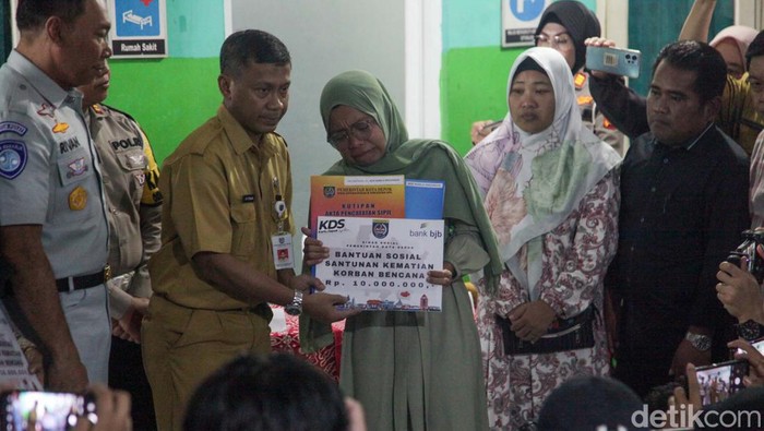 Seluruh korban kecelakaan bus maut di Ciater, Kabupaten Subang, Jawa Barat, mendapat santunan kematian. Penyerahan santunan diterima oleh perwakilan keluarga korban.