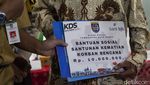 Isak Tangis Iringi Pemberian Santunan Korban Kecelakaan Bus di Subang