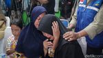 Isak Tangis Iringi Pemberian Santunan Korban Kecelakaan Bus di Subang