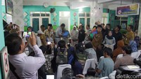 Bus Trans Putera Fajar yang mengalami kecelakaan itu sedang membawa rombongan pelajar SMK Lingga Kencana Depok. 11 orang tewas dalam kecelakaan tersebut.