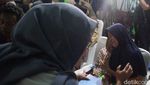 Isak Tangis Iringi Pemberian Santunan Korban Kecelakaan Bus di Subang