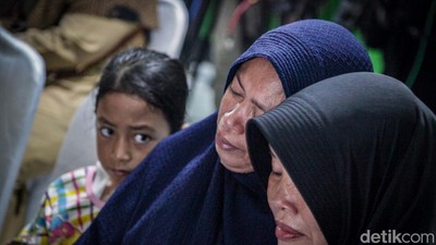 Isak Tangis Iringi Pemberian Santunan Korban Kecelakaan Bus di Subang