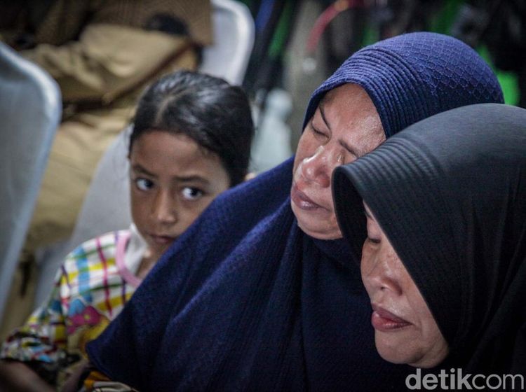 Isak Tangis Iringi Pemberian Santunan Korban Kecelakaan Bus di Subang