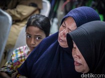 Isak Tangis Iringi Pemberian Santunan Korban Kecelakaan Bus di Subang