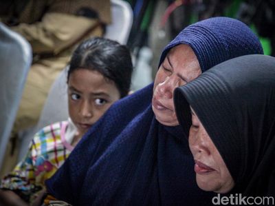 Isak Tangis Iringi Pemberian Santunan Korban Kecelakaan Bus di Subang