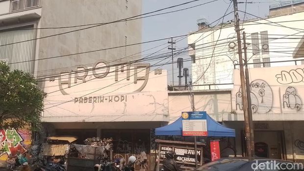 Jalan kaki di Jl ABC Bandung sampai Kopi Aroma dan Kedai Purnama Bandung.