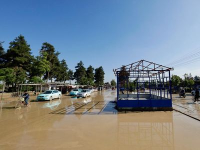 Jalan Raya di Afghanistan Tertutup Lumpur Imbas Banjir Bandang