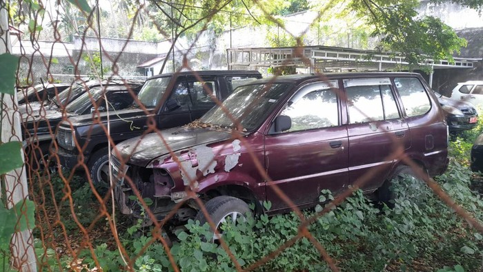 Jejeran mobil dinas terparkir di area Kantor Bupati Selayar yang akan dilelang.