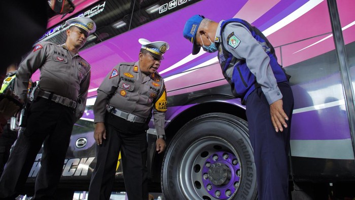 Jelang Liburan sekolah, Polisi-Dishub Periksa Kelaikan Bus Polisi bersama petugas Dinas Perhubungan melakukan pemeriksaan kelaikan angkutan bus pariwisata di salah satu garasi biro perjalanan pariwisata di Lumajang, Jawa Timur, Senin (13/5/2024). Pemeriksaan kelaikan angkutan umum meliputi kelengkapan surat-surat dan komponen kendaraan serta pengecekan kesehatan sopir bus tersebut untuk mencegah risiko kecelakaan transportasi darat menjelang liburan sekolah. ANTARA FOTO/Irfan Sumanjaya/tom.
