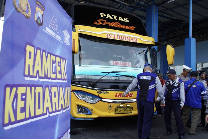 Polisi bersama petugas Dinas Perhubungan melakukan pemeriksaan kelaikan angkutan bus pariwisata di salah satu garasi biro perjalanan pariwisata di Lumajang, Jawa Timur, Senin (13/5/2024). Pemeriksaan kelaikan angkutan umum meliputi kelengkapan surat-surat dan komponen kendaraan serta pengecekan kesehatan sopir bus tersebut untuk mencegah risiko kecelakaan transportasi darat menjelang liburan sekolah. ANTARA FOTO/Irfan Sumanjaya/tom.