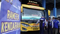 Pemeriksaan kelaikan angkutan umum meliputi kelengkapan surat-surat dan komponen kendaraan serta pengecekan kesehatan sopir bus.