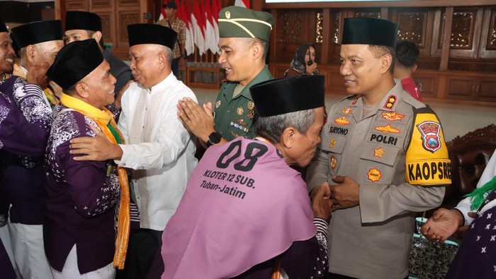 Kapolres AKBP Suryono dan Forpimda Tuban melepas jemaah haji