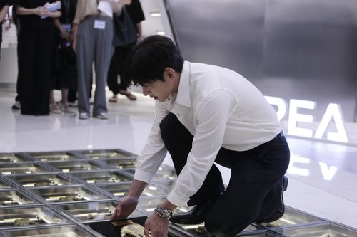 Aktor Korea Selatan Ji Chang Wook saat sesi peletakan Handprinting di COLLECT Town KOREA 360, LOTTE Mall Jakarta, Minggu (12/5/2024).