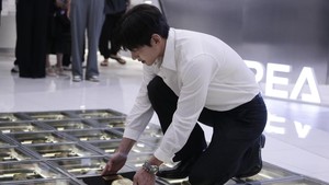 Ji Chang Wook secara langsung meletakkan handprinting-nya di etalase kaca di lantai COLLECT Town KOREA 360. Fans bisa datang ke sini dan foto bareng tangan sang aktor. (Foto: Atmi Ahsani Yusron/detikcom)