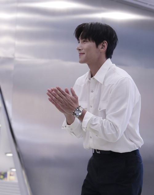 Aktor Korea Selatan Ji Chang Wook saat sesi peletakan Handprinting di COLLECT Town KOREA 360, LOTTE Mall Jakarta, Minggu (12/5/2024).