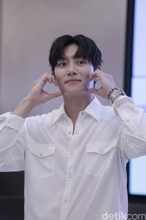 Aktor Korea Selatan Ji Chang Wook saat sesi peletakan Handprinting di COLLECT Town KOREA 360, LOTTE Mall Jakarta, Minggu (12/5/2024).