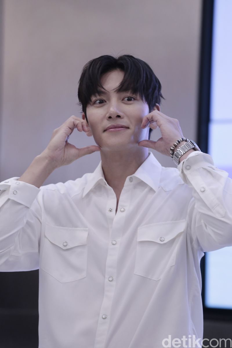 Ji Chang Wook Aktor Korea Selatan Ji Chang Wook saat sesi peletakan Handprinting di COLLECT Town KOREA 360, LOTTE Mall Jakarta, Minggu (12/5/2024).