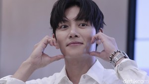 Selain peletakan handprinting, Ji Chang Wook juga menyapa penggemar dalam sesi tanda tangan yang berlangsung heboh. (Foto: Atmi Ahsani Yusron/detikcom)