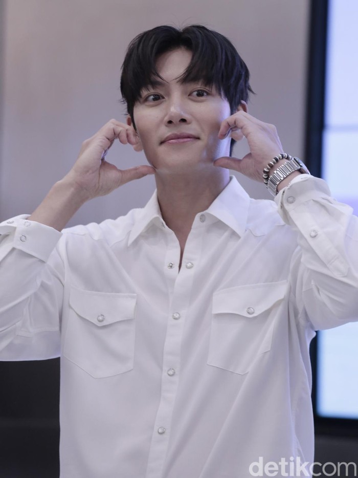 Ji Chang Wook Aktor Korea Selatan Ji Chang Wook saat sesi peletakan Handprinting di COLLECT Town KOREA 360, LOTTE Mall Jakarta, Minggu (12/5/2024).
