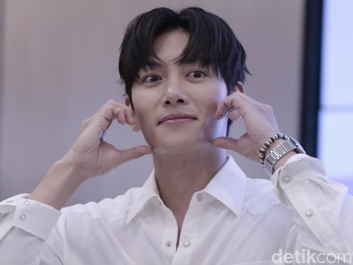 Aktor Korea Selatan Ji Chang Wook saat sesi peletakan Handprinting di COLLECT Town KOREA 360, LOTTE Mall Jakarta, Minggu (12/5/2024).