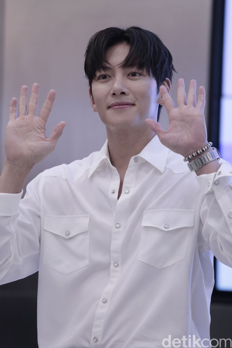 Aktor Korea Selatan Ji Chang Wook saat sesi peletakan Handprinting di COLLECT Town KOREA 360, LOTTE Mall Jakarta, Minggu (12/5/2024).