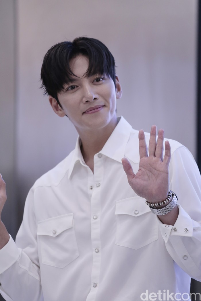 Aktor Korea Selatan Ji Chang Wook saat sesi peletakan Handprinting di COLLECT Town KOREA 360, LOTTE Mall Jakarta, Minggu (12/5/2024).